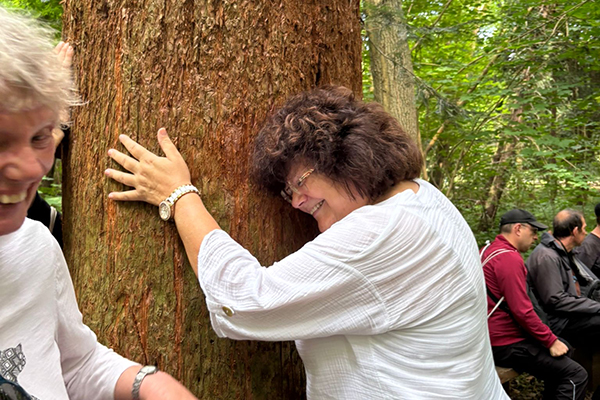 Andrea Kowalewski-Brüwer umarmt einen Baum